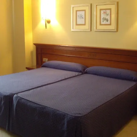 Manolo Mayo Hotel Los Palacios Y Villafranca